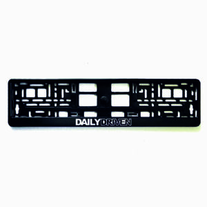 Juodas rėmelis numeriui su užrašu Daily driven 2