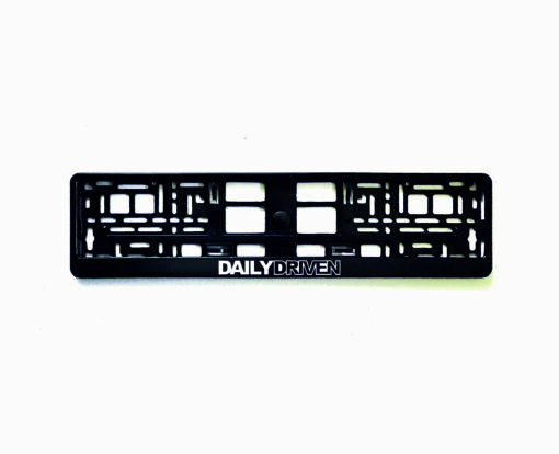 Juodas rėmelis numeriui su užrašu Daily driven 2