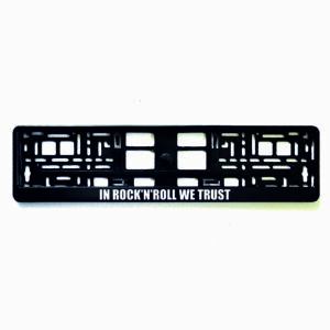 Juodas rėmelis numeriui su užrašu In rock'n'roll we trust