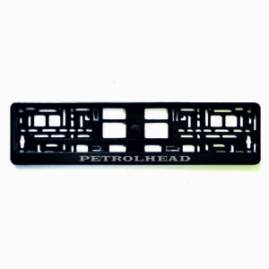 Juodas rėmelis numeriui su užrašu petrolhead